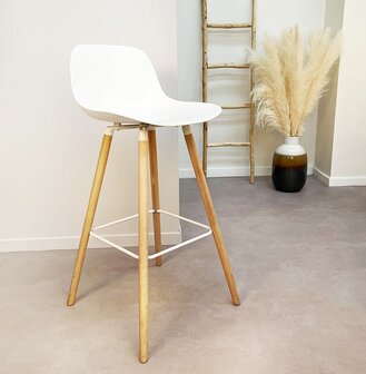 Halfhoge witte kruk &#039;TATSU MINI&#039; met poten van natuurlijk hout