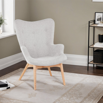 Grijze stoffen oorfauteuil &#039;ROBY&#039; met houten poten