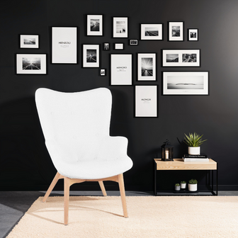 Scandinavische oorfauteuil &#039;TRAPEUR&#039; van witte boucl&eacute;stof