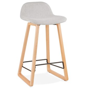 Halfhoge Scandinavische barkruk &lsquo;BALTIK MINI&#039; in lichtgrijze stof