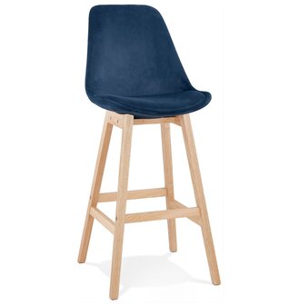 Barkruk &#039;MORISS&#039; in blauw fluweel met poten in natuurlijk hout