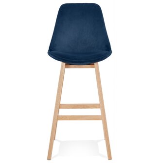 Barkruk &#039;MORISS&#039; in blauw fluweel met poten in natuurlijk hout