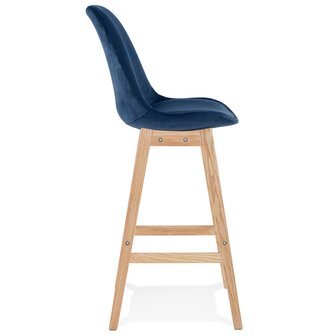 Barkruk &#039;MORISS&#039; in blauw fluweel met poten in natuurlijk hout