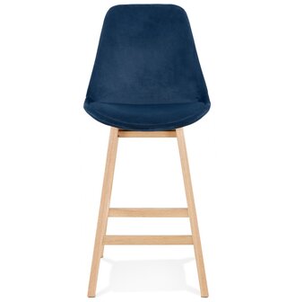 Halfhoge kruk &#039;MORISS MINI&#039; in fluweel blauw met poten in natuurlijk hout
