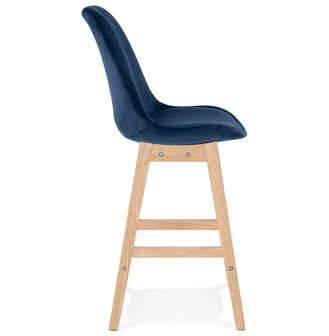 Halfhoge kruk &#039;MORISS MINI&#039; in fluweel blauw met poten in natuurlijk hout