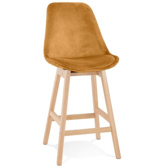 Halfhoge kruk &#039;MORISS MINI&#039; in mosterd fluweel met poten in natuurlijk hout