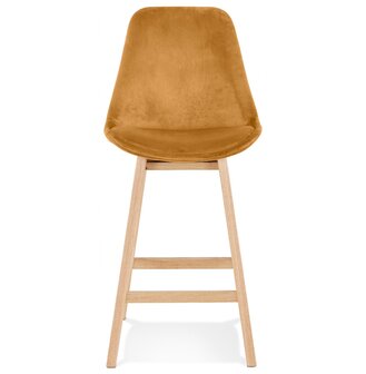 Halfhoge kruk &#039;MORISS MINI&#039; in mosterd fluweel met poten in natuurlijk hout