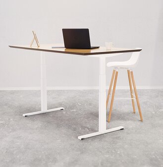 Tabouret de bar &#039;TATSU&#039; noir avec pieds en bois naturel
