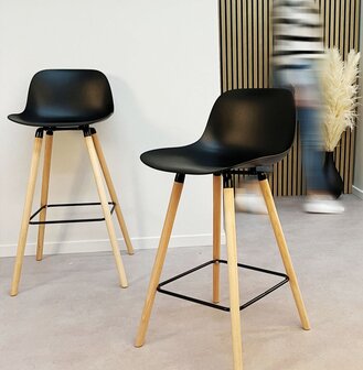 Tabouret de bar &#039;TATSU&#039; noir avec pieds en bois naturel