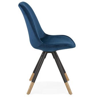 Design stoel &#039;HAMILTON&#039; in blauw fluweel en poten in zwart hout