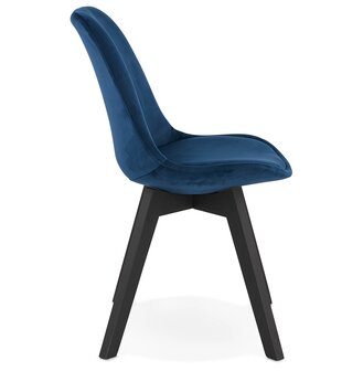 Stoel in blauw fluweel &#039;JOE&#039; met structuur in zwart hout