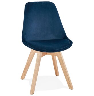 JOE&#039; stoel in blauw fuweel met een structuur in natuurijk hout