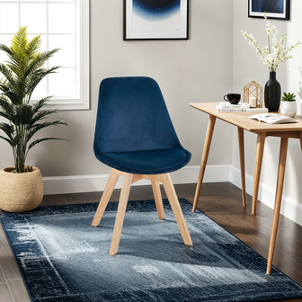 JOE&#039; stoel in blauw fuweel met een structuur in natuurijk hout