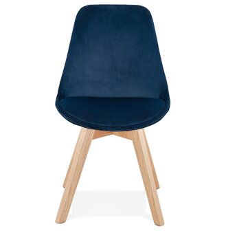 JOE&#039; stoel in blauw fuweel met een structuur in natuurijk hout