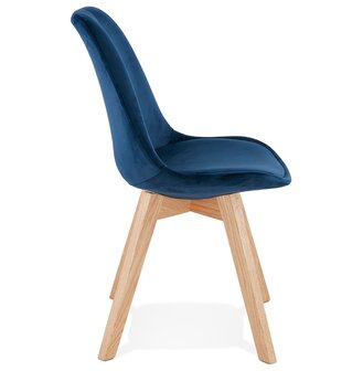 JOE&#039; stoel in blauw fuweel met een structuur in natuurijk hout