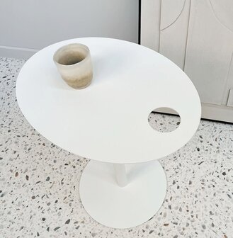 Ovale bijzettafel &#039;MASA&#039; in wit metaal