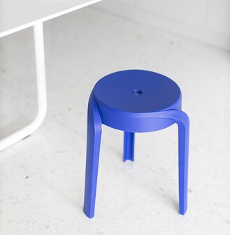 Stapelbare lage kruk &#039;POMPA&#039; van donkerblauwe kunststof