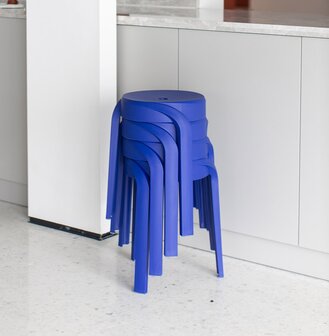Stapelbare lage kruk &#039;POMPA&#039; van donkerblauwe kunststof
