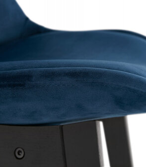 Halfhoge design barkruk &#039;MORISS MINI&#039; in blauw fluweel en poten in zwart hout