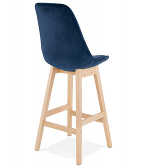 Halfhoge kruk &#039;MORISS MINI&#039; in fluweel blauw met poten in natuurlijk hout
