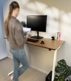 Witte elektrische zit/sta-bureau &#039;BIONIK&#039; met blad in natuurlijke houtafwerking - 150x70 cm
