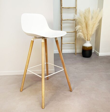 Halfhoge witte kruk 'TATSU MINI' met poten van natuurlijk hout