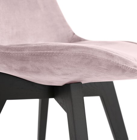 Stoel in roze fluweel 'JOE' met structuur in zwart hout