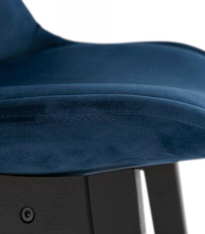 Halfhoge design barkruk 'MORISS MINI' in blauw fluweel en poten in zwart hout
