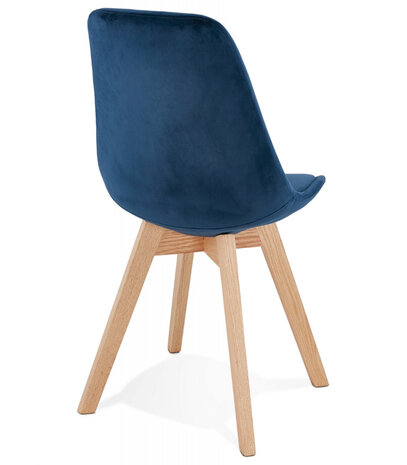 JOE' stoel in blauw fuweel met een structuur in natuurijk hout