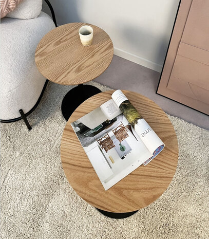 Ronde bijzettafel 'DILA H45' in natuurlijke houtafwerking en zwart metaal